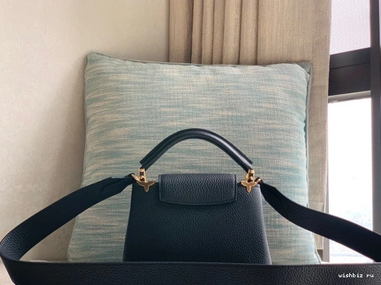 WIS MINI LOUIS CAPUCINES VUITTON 1121